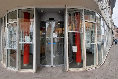 Erneut Scheiben einer Bankfiliale beschädigt - In Leipzig kam es erneut zu einer Beschädigung einer Bankfiliale. Foto: Anke Brod