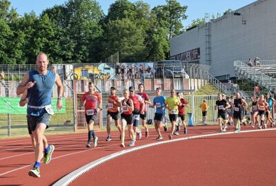 Erneut über 100 Aktive bei vierter Auflage der Stundenlaufserie in Zwickau - Im Sportforum Eckersbach haben sich 124 Aktive beim Zwickauer Stundenlauf auf die Bahn begeben. Foto: Ramona Schwabe