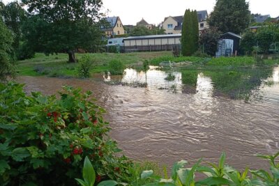Erneut Überflutungen in Westsachsen - An der Orstgrenze Kändler zu Röhrsdorf, Pleissenbach war nach 10 Minuten Strarkregen ebenfalls Land unter. 