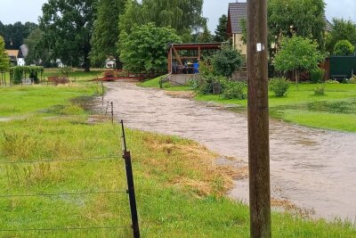 Erneut Überflutungen in Westsachsen - An der Orstgrenze Kändler zu Röhrsdorf, Pleissenbach war nach 10 Minuten Strarkregen ebenfalls Land unter. 