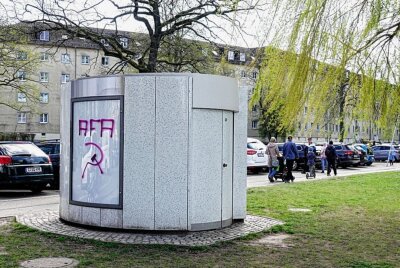 Erneut Vandalismus am Chemnitzer Schloßteich - In der Nacht von Ostersonntag zu Ostermontag wurde am Schloßteich der Pavillon wieder beschmiert. Foto: Harry Härtel