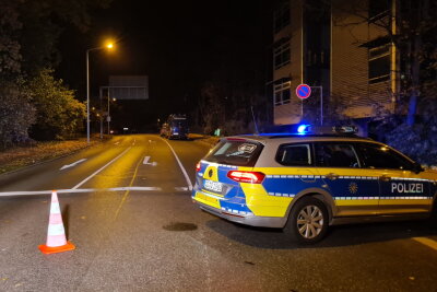Erneut Verfolgungsjagd: Raser mit Schüssen gestoppt - 2 Schwerverletzte - Erneute Verfolgungsjagd in Zwickau, der Raser wurde mit Schüssen gestoppt.