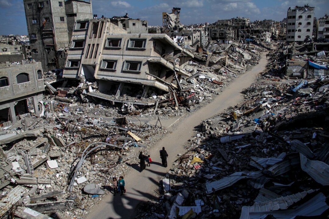 Erneut Waffenruhe im Gaza-Krieg gefordert - Ruinen von Gebäuden im Gazastreifen, die durch israelischen Luftangriff zerstört wurden. Es bleibt bei Unstimmigkeiten über den weiteren Verlauf im Gaza-Krieg.