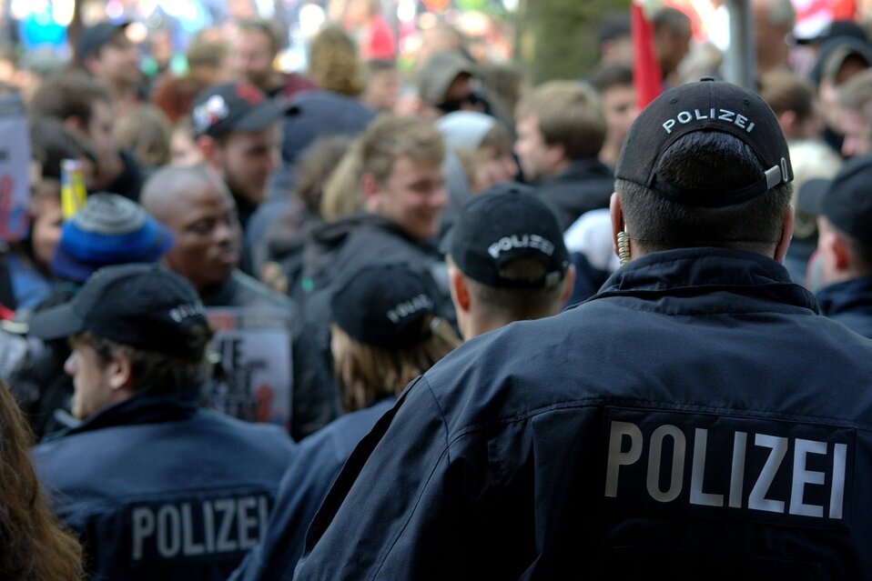 Die Polizei sicherte in ganz Sachsen zahlreiche Versammlungen ab. Symbolbild.