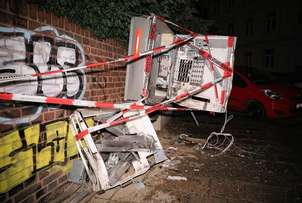 Erneut Zigarettenautomat in Dresden gesprengt: Täter flüchteten - Erneut wurde ein Zigarettenautomat in Dresden gesprengt. Foto: Roland Halkasch