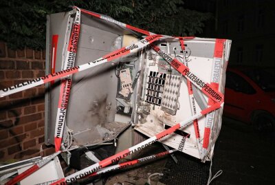 Erneut Zigarettenautomat in Dresden gesprengt: Täter flüchteten - Erneut wurde ein Zigarettenautomat in Dresden gesprengt. Foto: Roland Halkasch