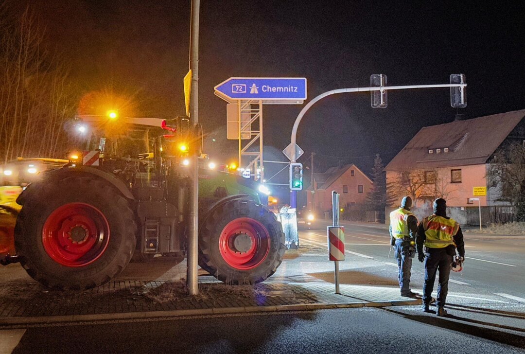 Erneute Bauernproteste: Autobahnauffahrten werden bundesweit blockiert - Die Polizei ist vor Ort. Foto: Daniel Unger