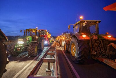 Erneute Bauernproteste: Landwirte blockieren Autobahnen - Am Mittwochabend protestieren Bauern auf der A4-Brücke bei Glauchau. Foto: Andreas Kretschel
