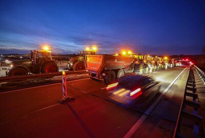 Erneute Bauernproteste: Landwirte blockieren Autobahnen - Am Mittwochabend protestieren Bauern auf der A4-Brücke bei Glauchau. Foto: Andreas Kretschel