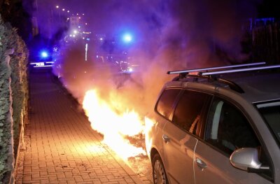 Erneute Brandserie beschäftigt Feuerwehr und Polizei in Dresden - 