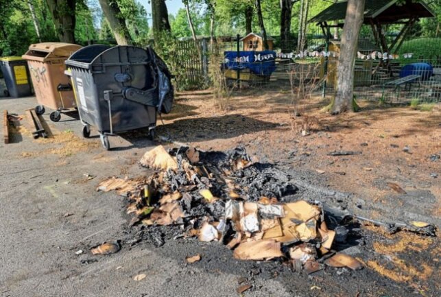 In Chemnitz brannten in vergangenen Nacht erneut Mülltonnen, so auch in der Bernhardstraße. Foto: Harry Härtel/Haertelpress
