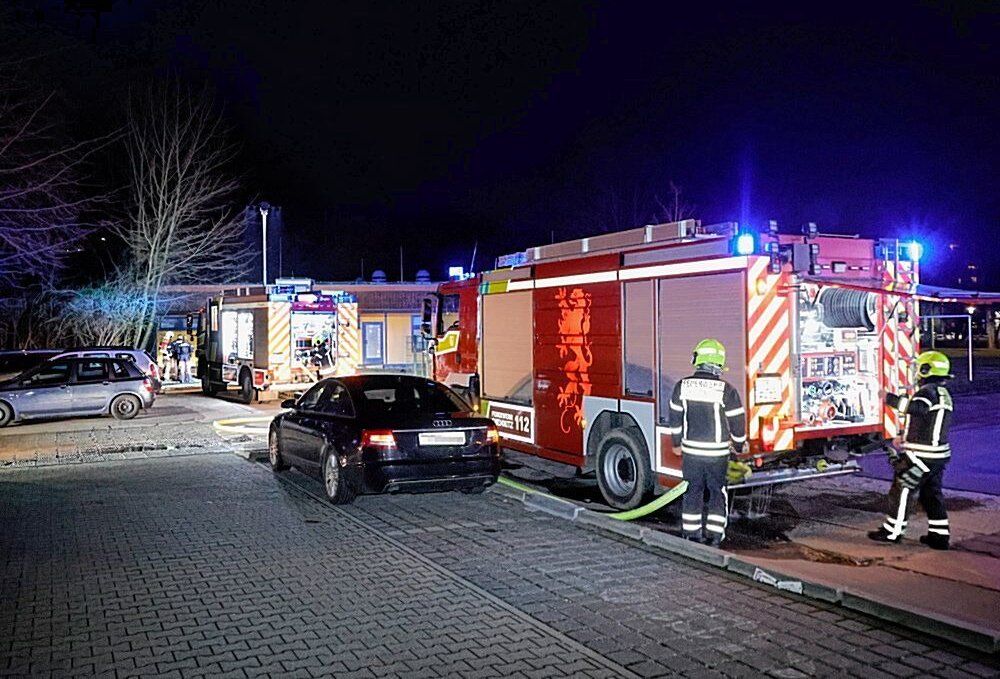Am Donnerstagabend musste die Feuerwehr erneut mehrere Containerbrände unter Kontrolle bringen. Foto: Harry Härtel