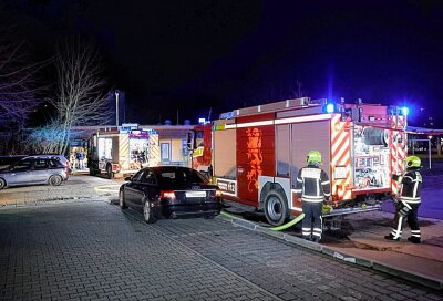 Erneute Containerbrände in Chemnitz: Auto in Flammen - Am Donnerstagabend musste die Feuerwehr erneut mehrere Containerbrände unter Kontrolle bringen. Foto: Harry Härtel