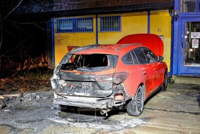 Erneute Containerbrände in Chemnitz: Auto in Flammen - Das Feuer griff auf einen Ford Focus über, der fast vollständig ausbrannte. Foto: Harry Härtel