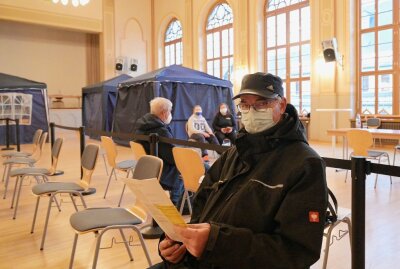 Erneute Corona-Impfaktion im Rathaus Kirchberg - Peter Langnickel gehörte zu den Impfwilligen in Kirchberg - für ihn war es die Erstimpfung. Foto: Ralf Wendland