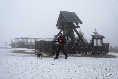 Erneute Eiszeit am Fichtelberg - Mike Pyritz geht eine Runde mit Ilja. Foto: Thomas Fritzsch