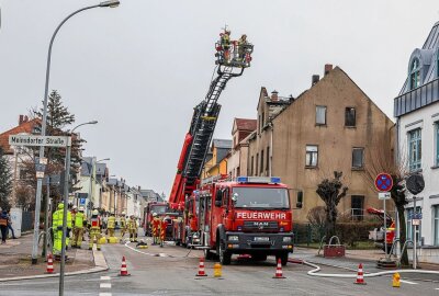 Erneute Löscharbeiten in Limbach-Oberfrohna - In der Waldenburger Straße gab es erneut einen Feuerwehreinsatz. Foto: Andreas Kretschel