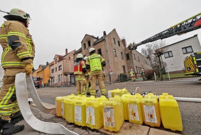 Erneute Löscharbeiten in Limbach-Oberfrohna - In der Waldenburger Straße gab es erneut einen Feuerwehreinsatz. Foto: Andreas Kretschel