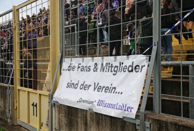 Erneute Niederlage: Löwen schießen Aue weiter in die Krise - Aues Fans hatten in München klare Botschaften Foto: Alexander Gerber