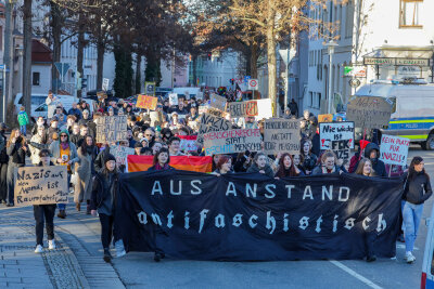 Erneute Proteste: Demo gegen Rechts in Zwickau - Demonstranten laufen über die Straßen. Foto: Andreas Kretschel