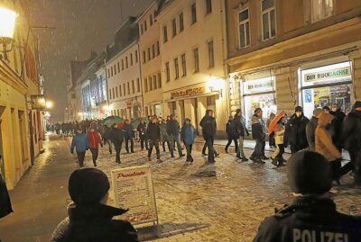 Erneute Proteste gegen Corona-Maßnahmen in Freiberg - Um angemeldete Demonstrationen nicht zu stören riegelte die Polzei die Petersstraße für den Zug der "Spaziergänger" ab. Foto: Wieland Josch
