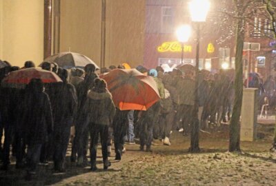 Erneute Proteste gegen Corona-Maßnahmen in Freiberg - Der Zug der "Spaziergänger" entlang der Freiberger Stadtmauer. Foto: Wieland Josch