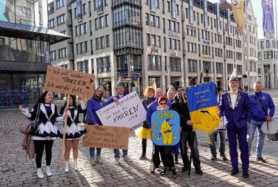 Erneute Sorge um närrisches Treiben: 300 Karnevalisten mit Aktion auf dem Chemnitzer Markplatz - Aktion zum Erhalt des Faschings mit ungefähr 300 Karnevalisten. Foto: Harry Härtel