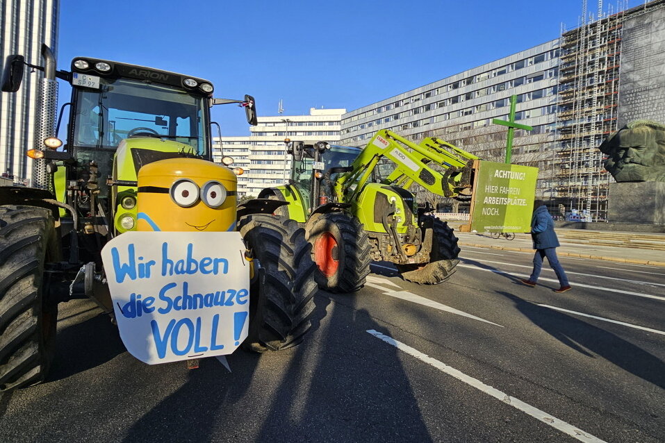 bauernprotestinchemnitzkarlmarxmonumentbrückenstraßepolizeieinsatzstau