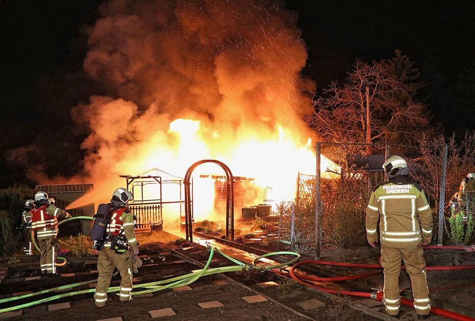 Erneuter Brand in mehreren Dresdner Gartenlauben -  26.04.2021 Gottfried-Keller-Straße - Gartenlaube in Flammen. Foto: Roland Halkasch