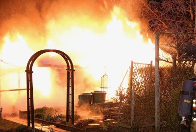 Erneuter Brand in mehreren Dresdner Gartenlauben -  26.04.2021 Gottfried-Keller-Straße - Gartenlaube in Flammen. Foto: Roland Halkasch