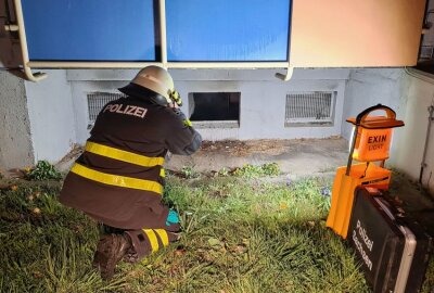 Erneuter Brand in Plauen: Vier Bewohner im Krankenhaus - Heute Morgen kam es in einem Plauener Wohnblock zu einem Brand. Foto: Mike Müller