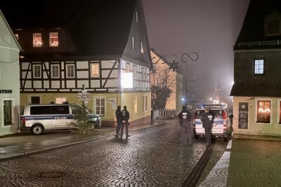Erneuter Corona-Protest in Zwönitz: Polizei verhindert großen Spaziergang - Die Gemeindeversammlung Zwönitz hat heute erneut zu einem Spaziergang aufgerufen.  