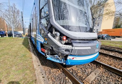 Erneuter Crash mit Straßenbahn in Bernsdorf - Am Mittwoch ereignete sich gegen 10.00 Uhr in Chemnitz auf der Bernsdorfer Straße ein Verkehrsunfall mit einer Straßenbahn. Foto: Harry Härtel