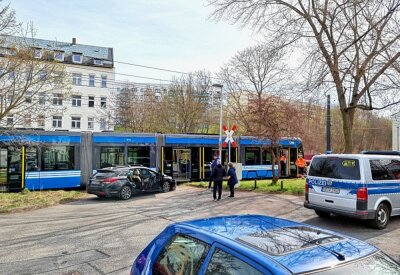 Erneuter Crash mit Straßenbahn in Bernsdorf - Am Mittwoch ereignete sich gegen 10.00 Uhr in Chemnitz auf der Bernsdorfer Straße ein Verkehrsunfall mit einer Straßenbahn. Foto: Harry Härtel