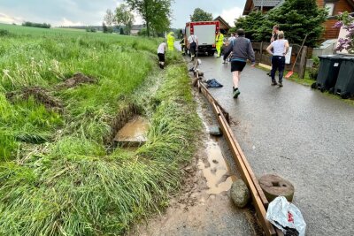 Erneuter Einsatz in Lindenau: Feld überflutet - Erneuter Feuerwehreinsatz am Sonntag in Lindenau. 