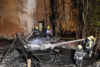 Erneuter Industrie-Großbrand in Chemnitz - In der Nacht zu Dienstag brannte auf dem Gelände einer alten Industriebrache vier Baracken. Foto: Harry Härtel