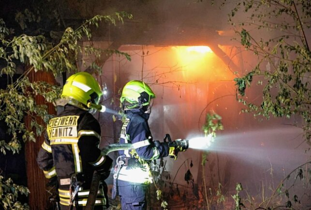 In der Nacht zu Dienstag brannte auf dem Gelände einer alten Industriebrache vier Baracken. Foto: Harry Härtel