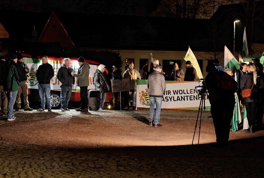 Erneuter Protest vor geplanter Asylunterkunft in Mittelsachsen - In Kriebethal im Landkreis Mittelsachsen gingen wieder über 100 Menschen auf die Straße und protestierten gegen die Aufnahme von Geflüchteten im ehemaligen DRK-Altenheim. Foto: Bernd März