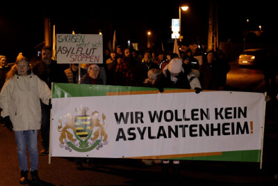 Erneuter Protest vor geplanter Asylunterkunft in Mittelsachsen - Vor Ort protestierten die Freien Sachsen direkt vor der Unterkunft. Gegenprotest stand denen gegenüber. Foto: Bernd März