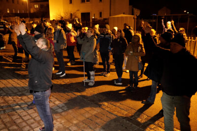 Erneuter Protest vor geplanter Asylunterkunft in Mittelsachsen - Vor Ort protestierten die Freien Sachsen direkt vor der Unterkunft. Gegenprotest stand denen gegenüber. Foto: Bernd März