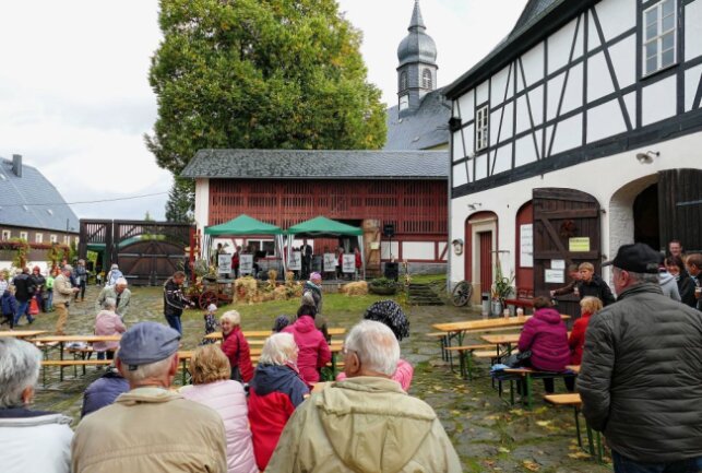Ernte auf dem Ambrossgut weckt Begeisterung - 800 Besucher sorgten auch im Innenhof des Ambrossguts für großen Betrieb. Foto: Andreas Bauer