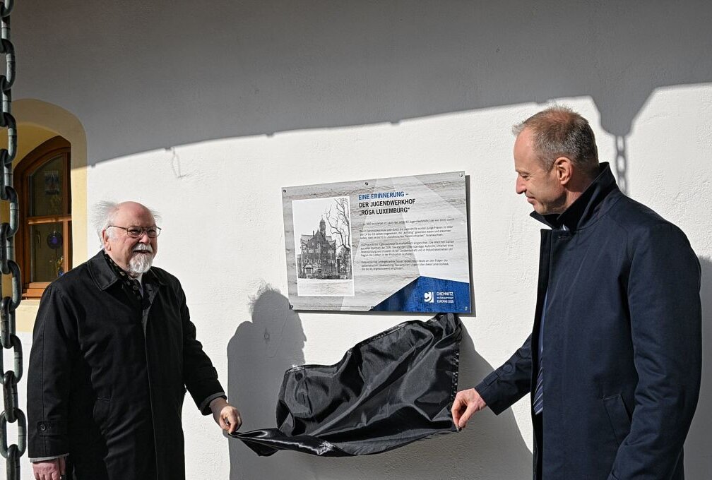 Eröffnung: Blackbox zeigt Schicksale ehemaliger DDR-Heimkinder - Knut Kunze und Thomas Schuler bei der Einweihung der Gedenkplatte. Foto: Andreas Seidel