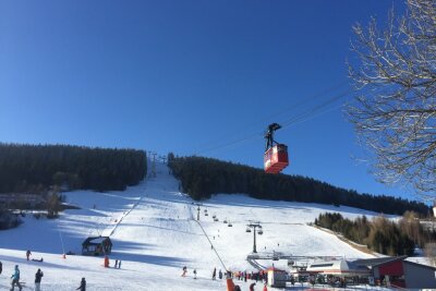 Eröffnung der Skisaison am Fichtelberg: Datum steht fest! - Die Schneepiste in Oberwiesenthal hat noch nicht geöffnet. 
