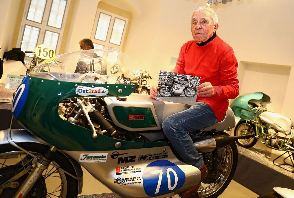 Der ehemalige MZ-Werksfahrer Heinz Rosner stellt seine Rennmaschine von 1967 mit der er noch bis 2019 bei Classic Veranstaltungen unterwegs war, aus. Foto: Thomas Fritzsch/PhotoERZ