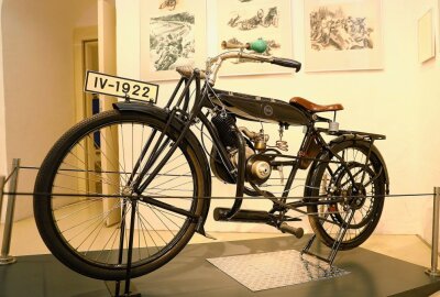 Eröffnung der Sonderausstellung "Ära des Straßenrennsports" im Motorradmuseum - Das Reichsfahrtmodell kann man ebenfalls begutachten. Foto: Thomas Fritzsch/PhotoERZ