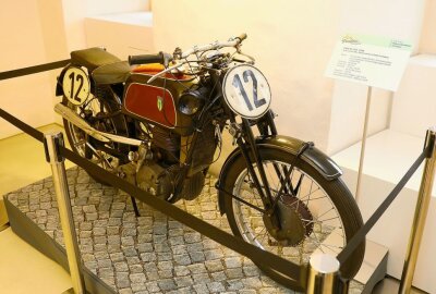 Eröffnung der Sonderausstellung "Ära des Straßenrennsports" im Motorradmuseum - Eine 250ccm DKW Ladepumpe von 1938 kann begutachtet werden. Foto: Thomas Fritzsch/PhotoERZ