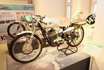Eröffnung der Sonderausstellung "Ära des Straßenrennsports" im Motorradmuseum - Die MZ RE 125 aus dem Jahr 1961 wurde von Vize-Weltmeister Ernst Degner gefahren. Foto: Thomas Fritzsch/PhotoERZ