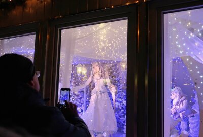 Eröffnung "Funkelfenster" sind nun für alle zu bestaunen - In eine Schneelandschaft gebettet kamen "Schneewittchen und die sieben Zwerge" zum Vorschein. Foto: A.Büchner