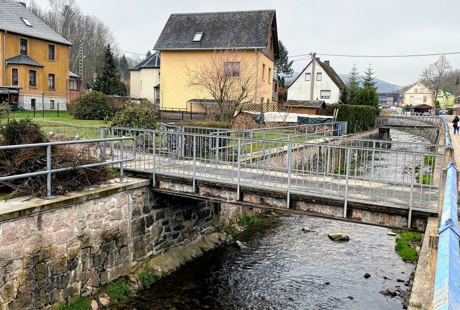 Ersatzneubau für Brücke über den Schlemabach geplant - Für die Brücke über den Schlemabach an der Hauptstraße 26 in Bad Schlema soll es einen Ersatzneubau geben. Foto: Ralf Wendland