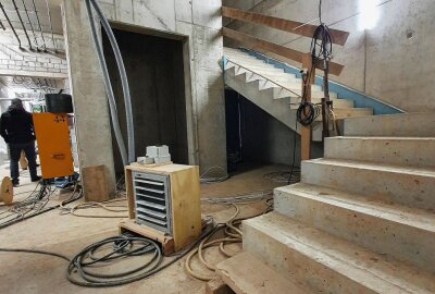 Erste Einblicke in neue Grünhainicher Grundschule - Diese Treppe verbindet die Turnhalle mit dem Schulgebäude. Foto: Andreas Bauer